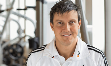 Portrait eines Mitarbeitenden im Fitnessstudio Un collaborateur